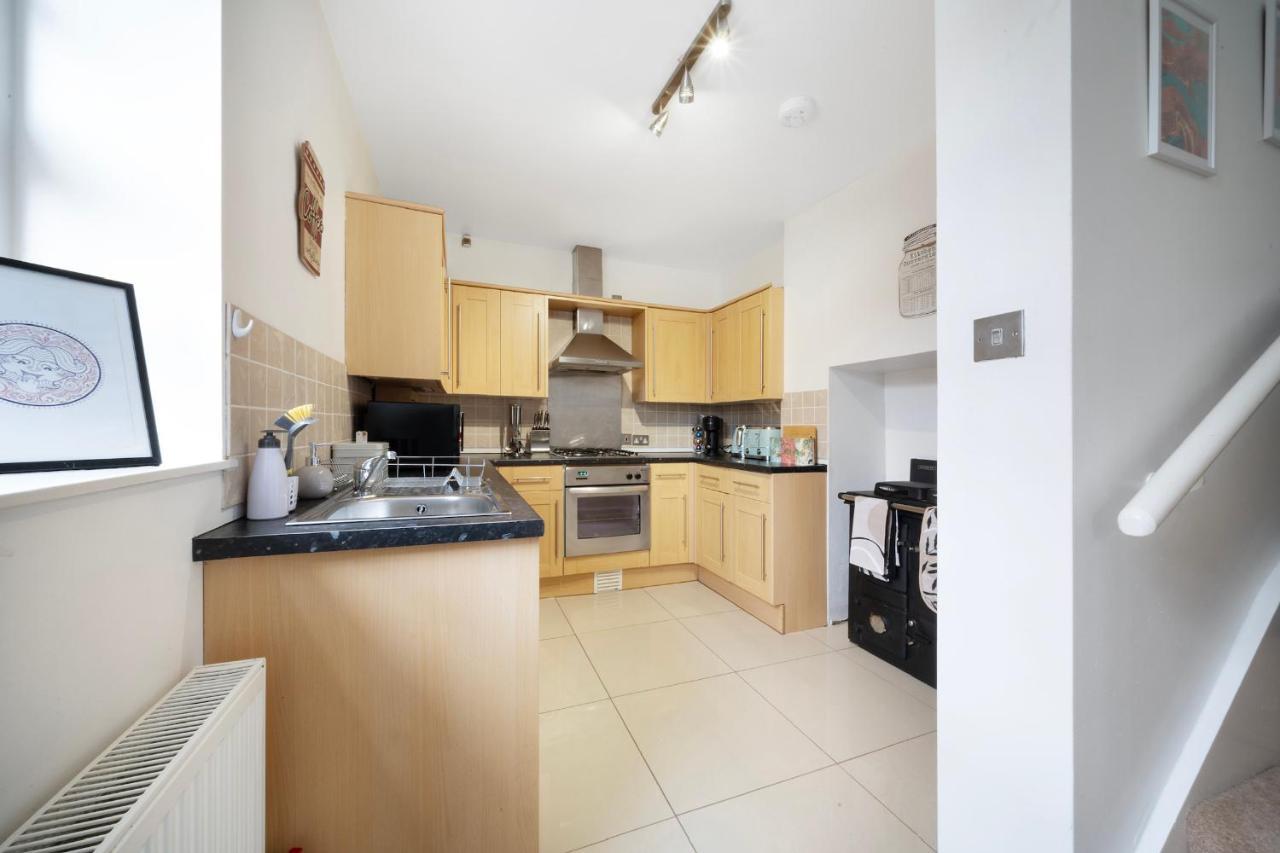1 Bed House, Free Parking, 15 Minutes From Cheltenham Races Gloucester Exterior photo