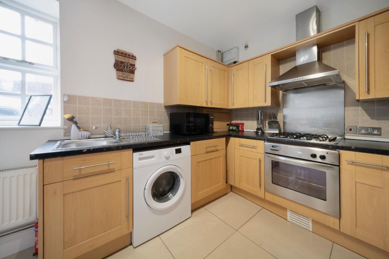 1 Bed House, Free Parking, 15 Minutes From Cheltenham Races Gloucester Exterior photo